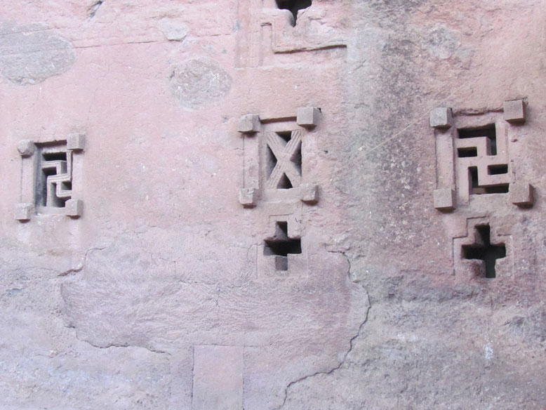 no creais que la esvastica es cosa de los nazis....los coptos tienen la patente